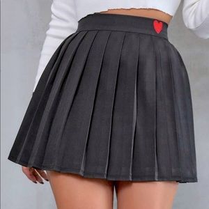 Embroidered Heart Pleated skirt